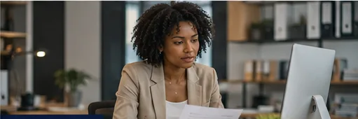 Professionnelle vérifiant des documents de paie dans un bureau